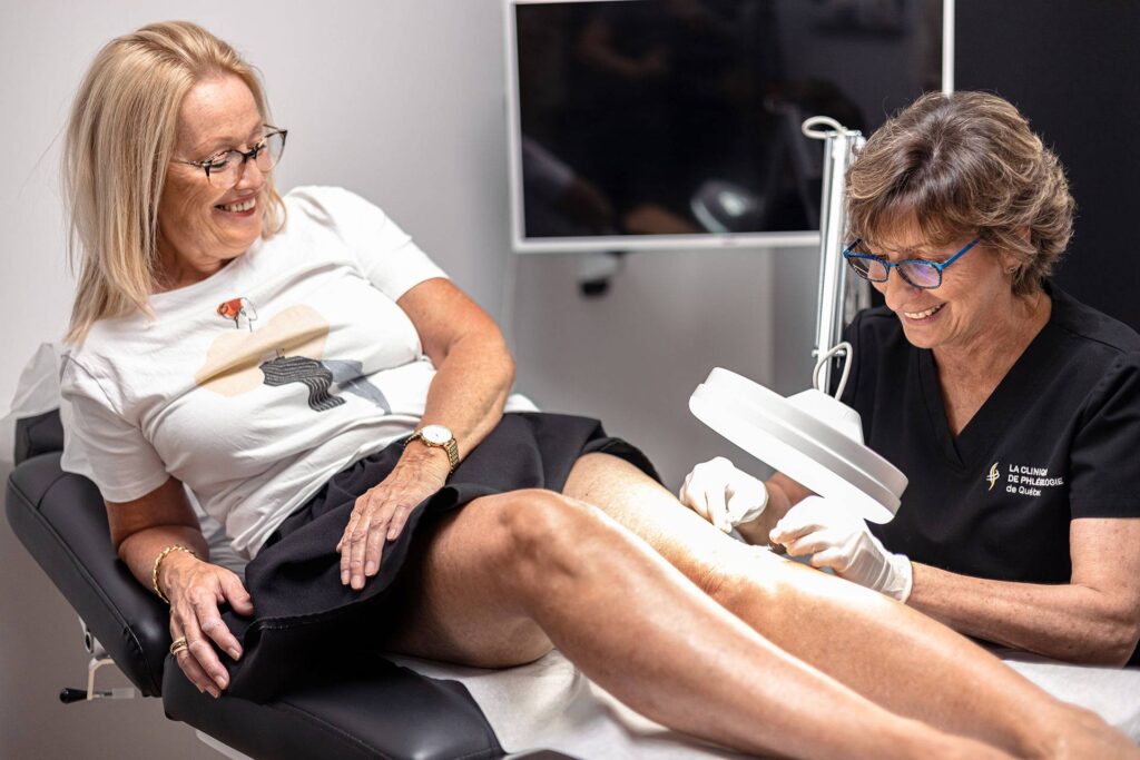 Patiente reçoit le traitement de sclérothérapie de surface à la Clinique de phlébologie de Québec